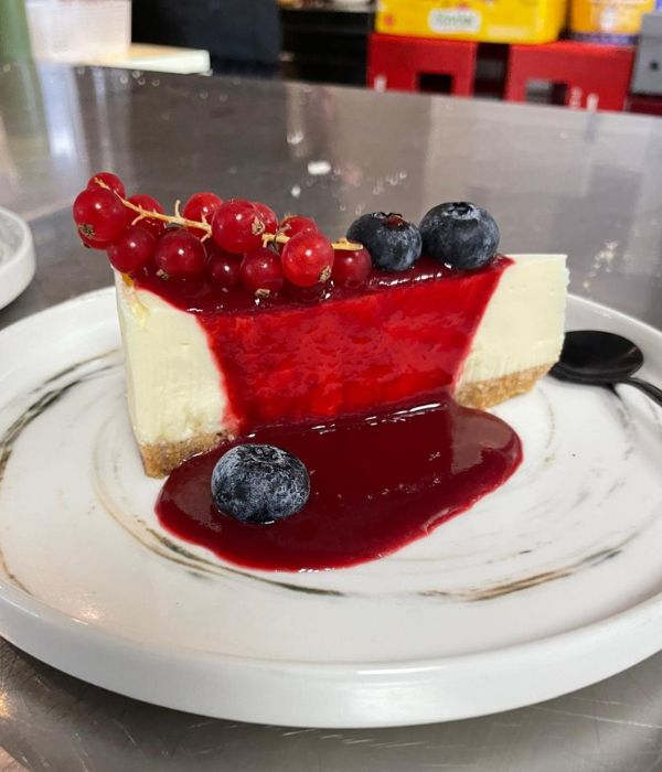 Dessert traditionnel africain Thiakry dégué revisité et dressé avec élégance