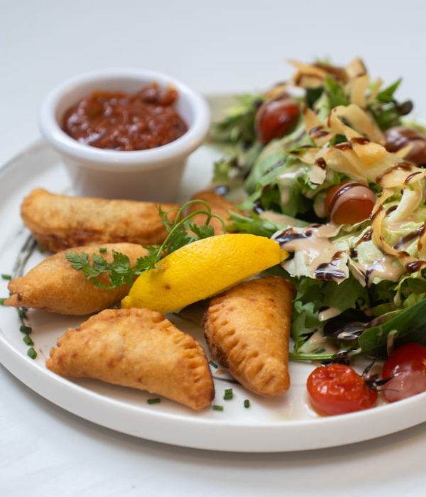 Plat traditionnel Poulet Yassa mijoté aux oignons caramélisés et riz parfumé