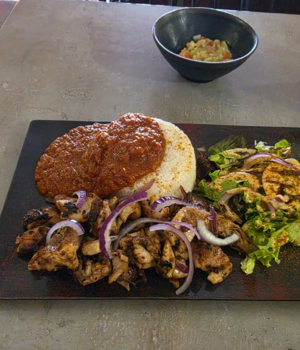 Spécialité africaine Poulet Gankhy avec son dôme de riz et sauce tomate maison